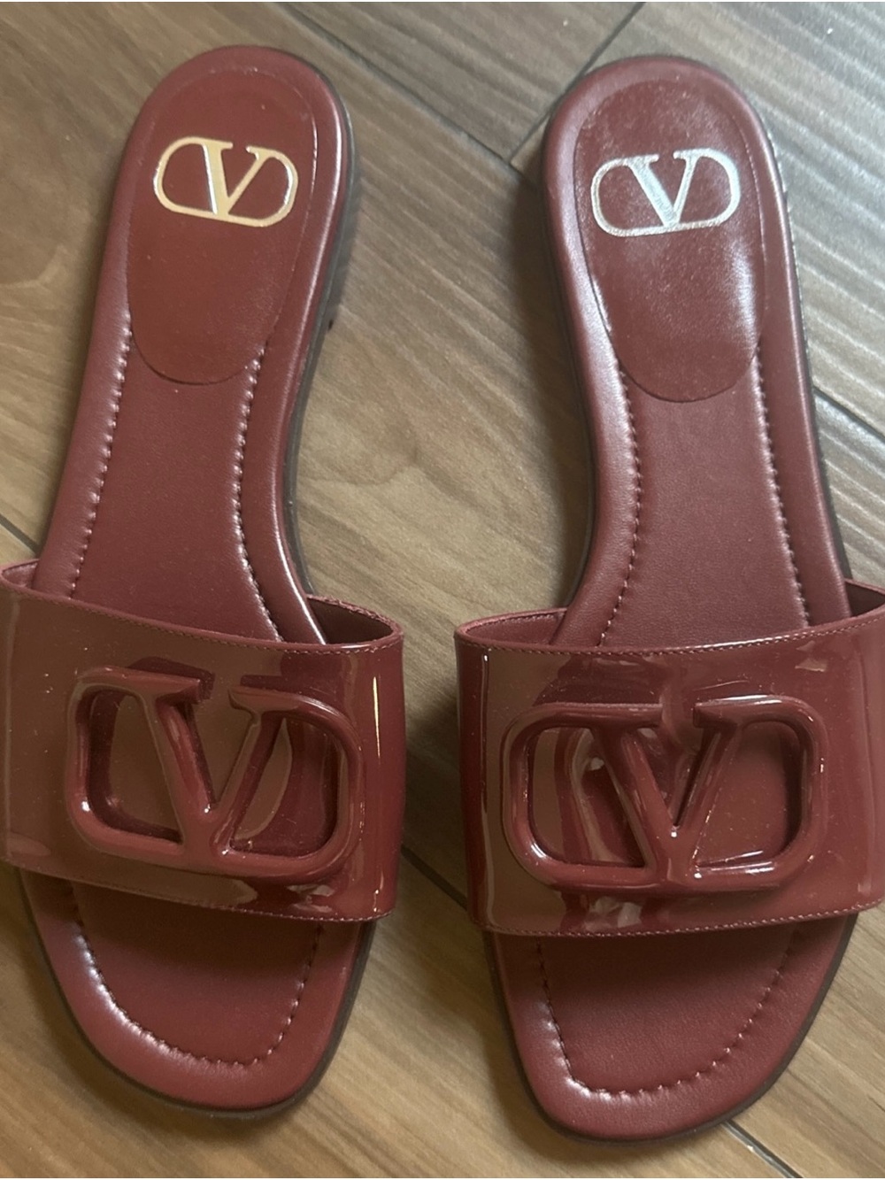 Valentino Garavani V Logo Patent Leather Slide Sandal Burgundy EU 38/US 8 Women